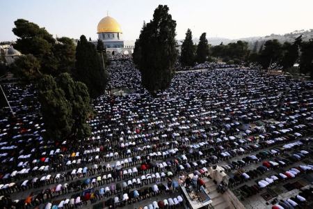بالصور : صلاة عيد الاضحى بالاقصى وعدد من البلدات العربية